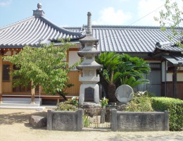 現在の始覚寺と南面の様子