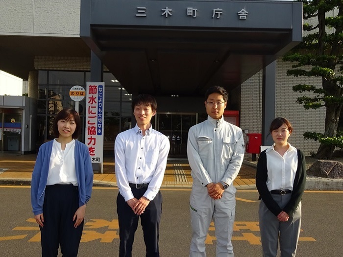 役場北玄関での集合写真