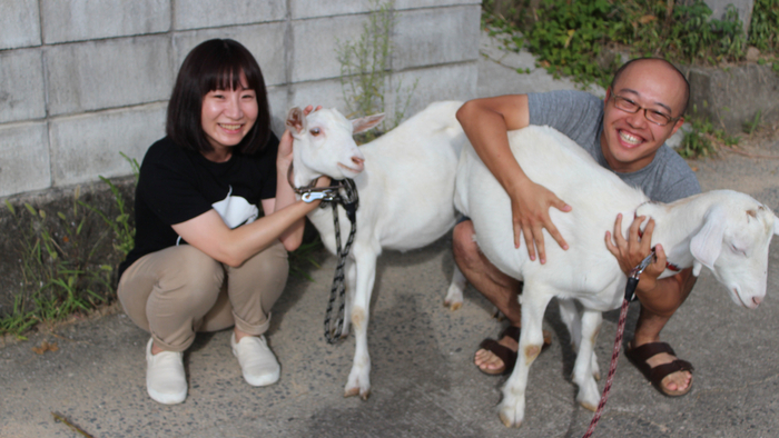 齋藤さんご夫婦と二頭の山羊