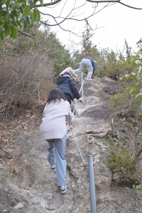 嶽山に登ろう、道中設置されたチェーンを支えに