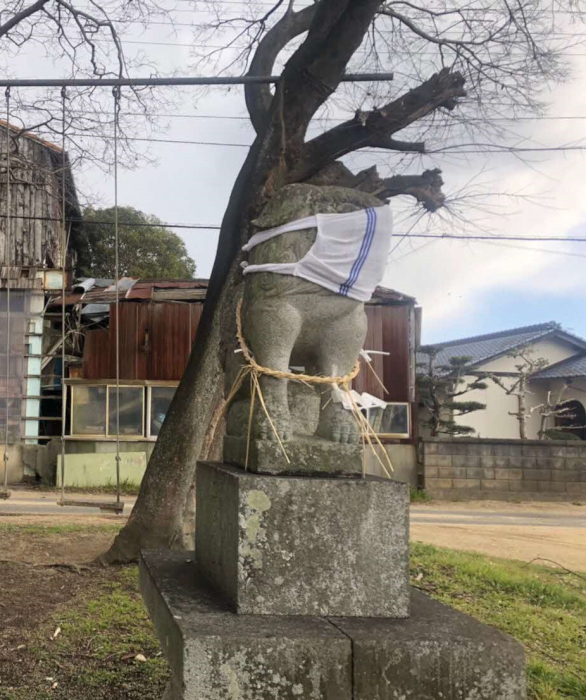 和爾賀波神社、鳥居の傍の狛犬