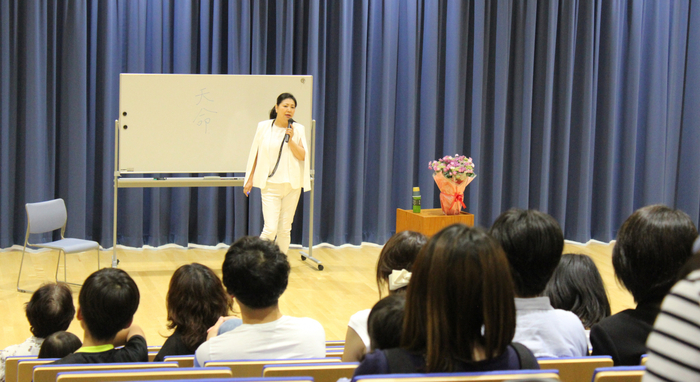 がみ知加子さんの講演会風景