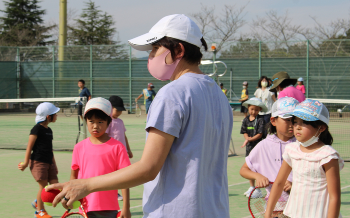 子供達にテニスを教える山本さん