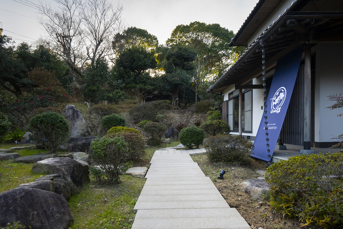 玄関、庭